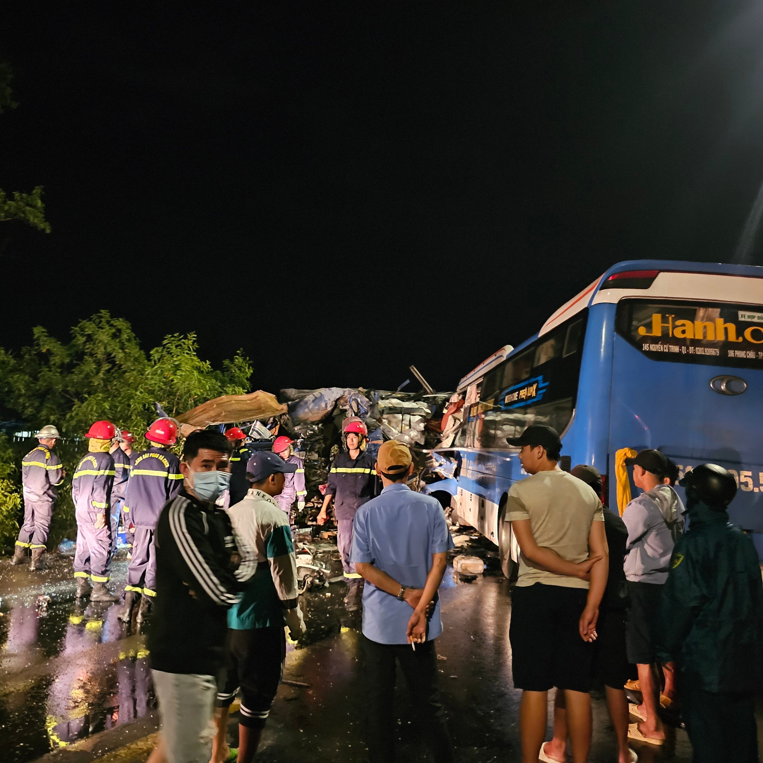 Xe chở 31 khách nước ngoài va chạm ô tô tải, 1 tài xế tử vong- Ảnh 2.