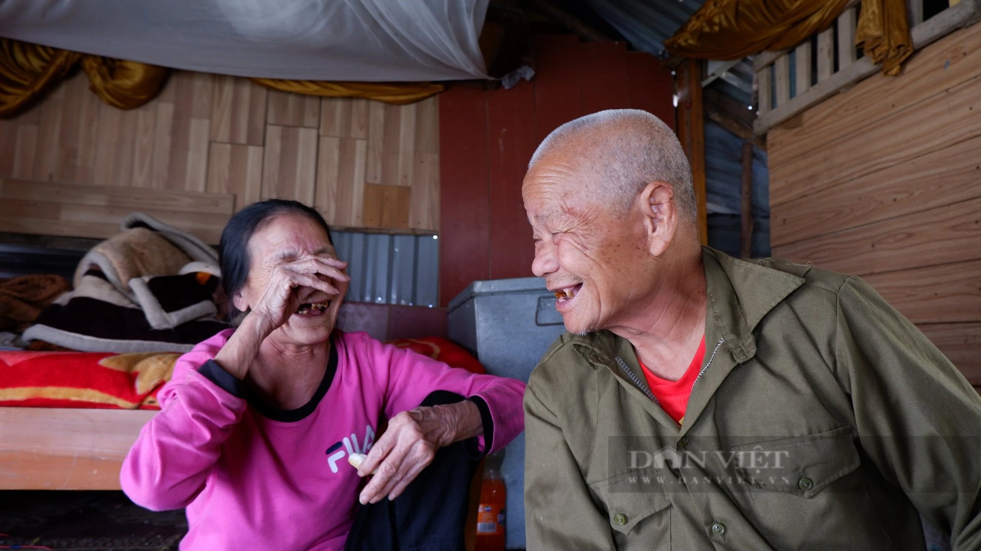  “Vợ nhặt” đời thực: Chuyện tình nửa thế kỷ của “ông điếc - bà mù” lênh đênh bên bờ sông Hồng - Ảnh 4.