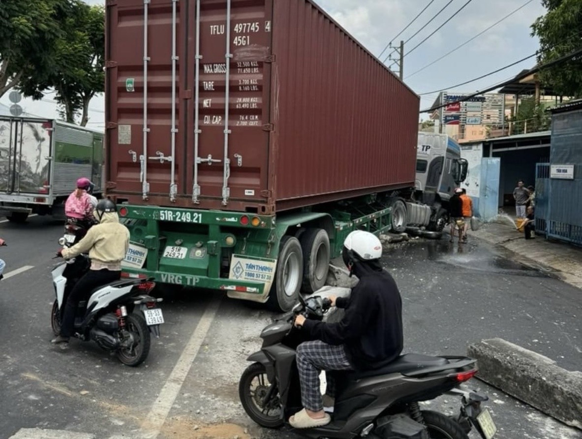 Va chạm liên hoàn với container, xe tải, ô tô con biến dạng ở TP.HCM- Ảnh 1.