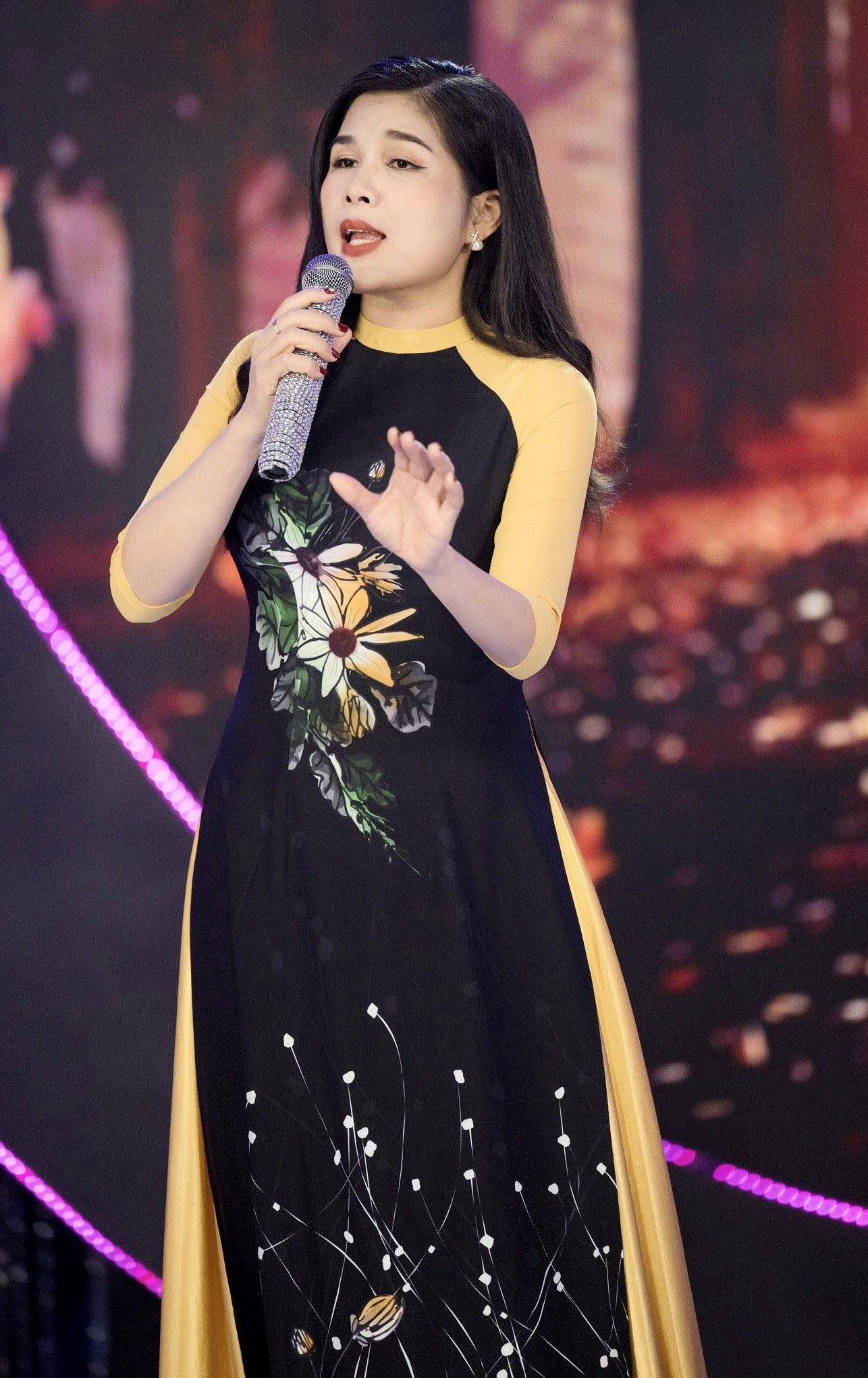 Bùi Thu Huyền chia sẻ về niềm hạnh phúc đặc biệt trong gia đình có hai vợ chồng đều là NSƯT- Ảnh 1.