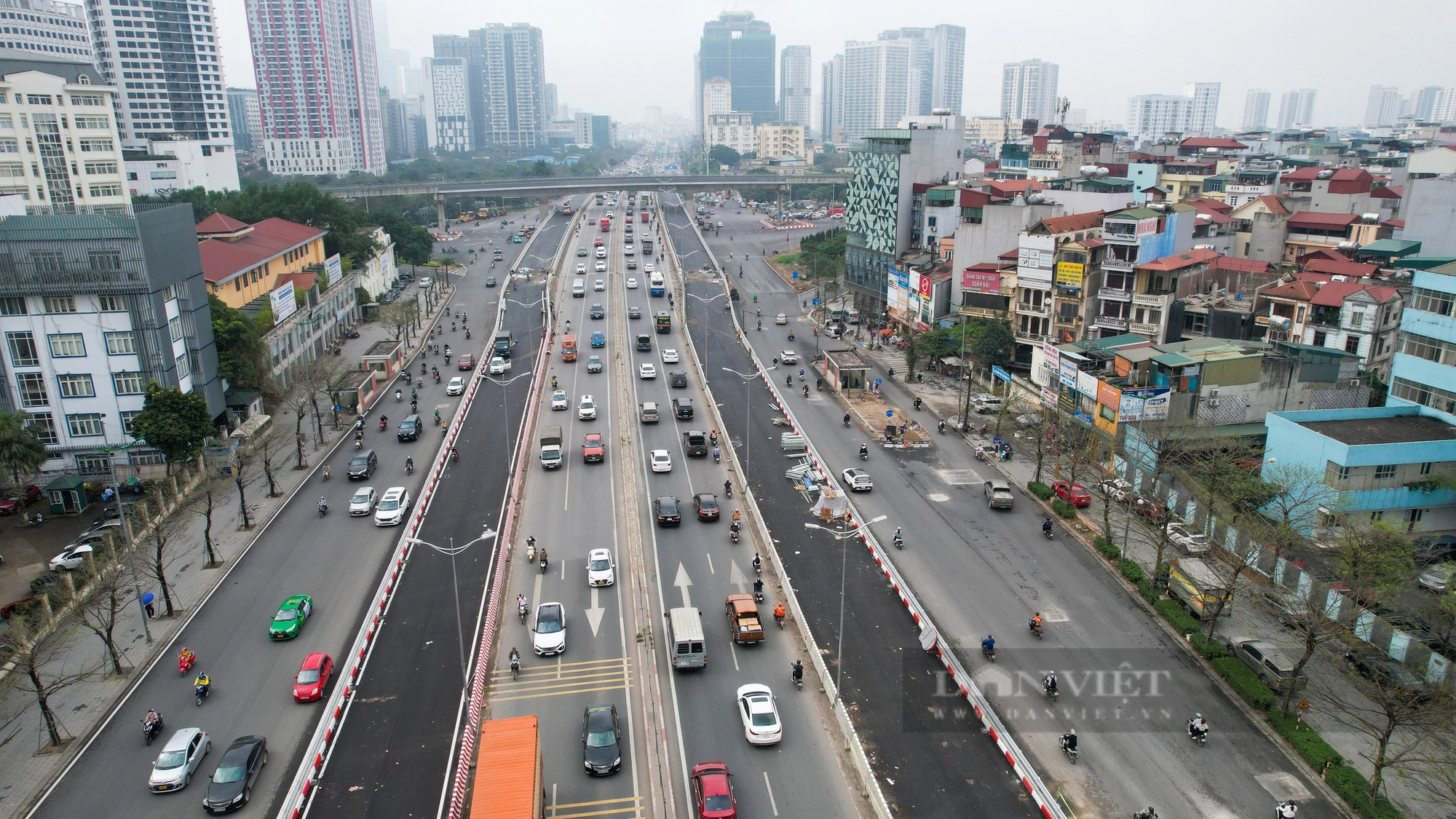 Bất chấp biển cấm, xe máy vẫn nối đuôi nhau lên cầu vượt Mai Dịch- Ảnh 1.