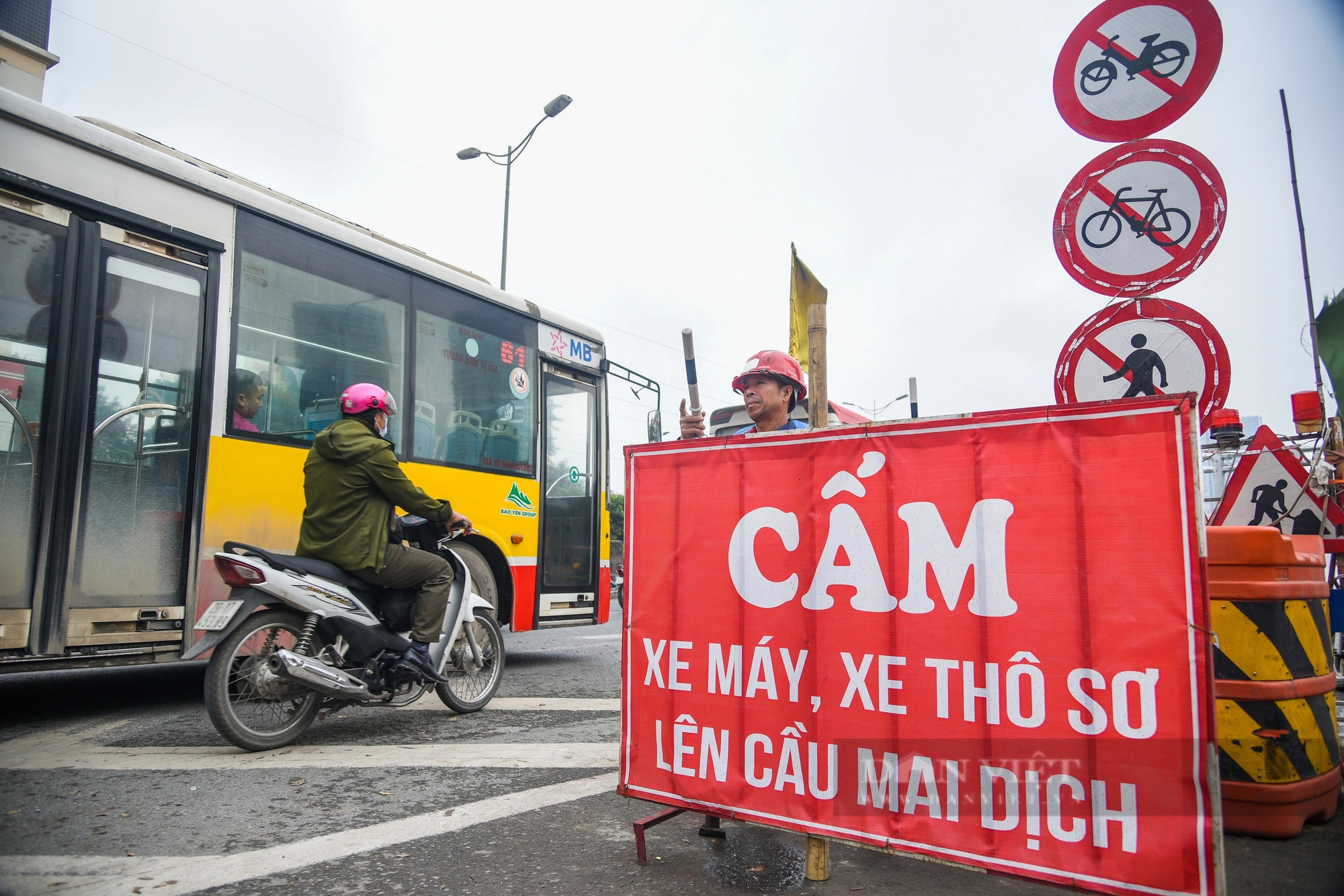 Bất chấp biển cấm, xe máy vẫn nối đuôi nhau lên cầu vượt Mai Dịch- Ảnh 4.