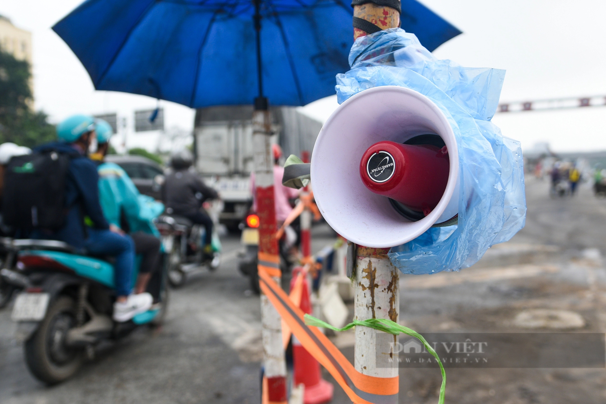 Bất chấp biển cấm, xe máy vẫn nối đuôi nhau lên cầu vượt Mai Dịch- Ảnh 5.