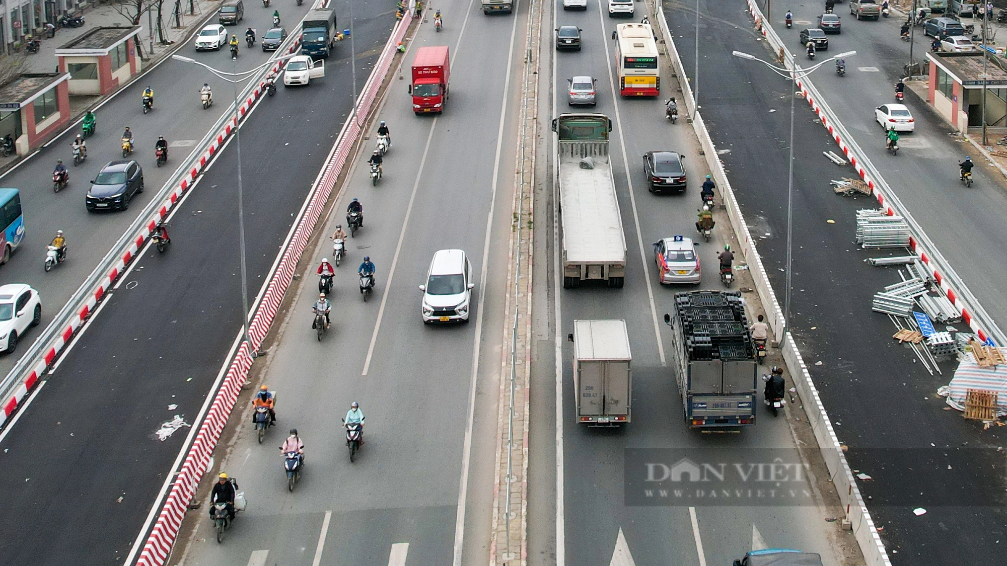 Bất chấp biển cấm, xe máy vẫn nối đuôi nhau lên cầu vượt Mai Dịch- Ảnh 6.