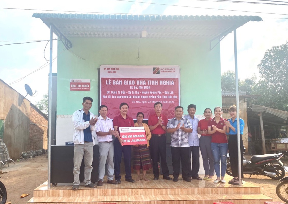 Agribank chi nhánh Krông Pắc trao tặng 3 căn nhà tình nghĩa cho hộ nghèo- Ảnh 1.