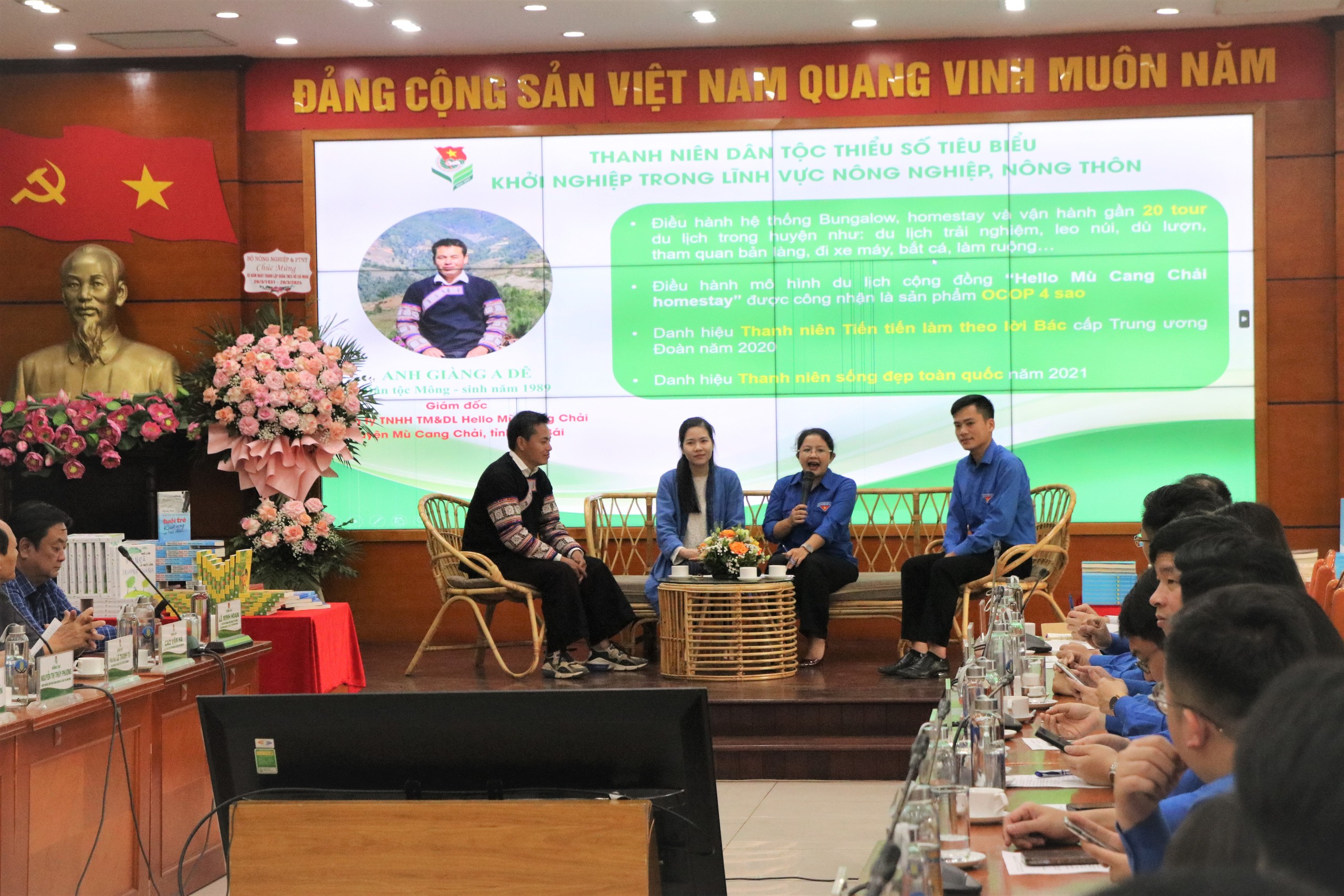 Vợ chồng người Mông ở Mù Cang Chải làm homestay, miễn phí bữa sáng cho khách để học 3 câu tiếng Anh mỗi ngày- Ảnh 1.