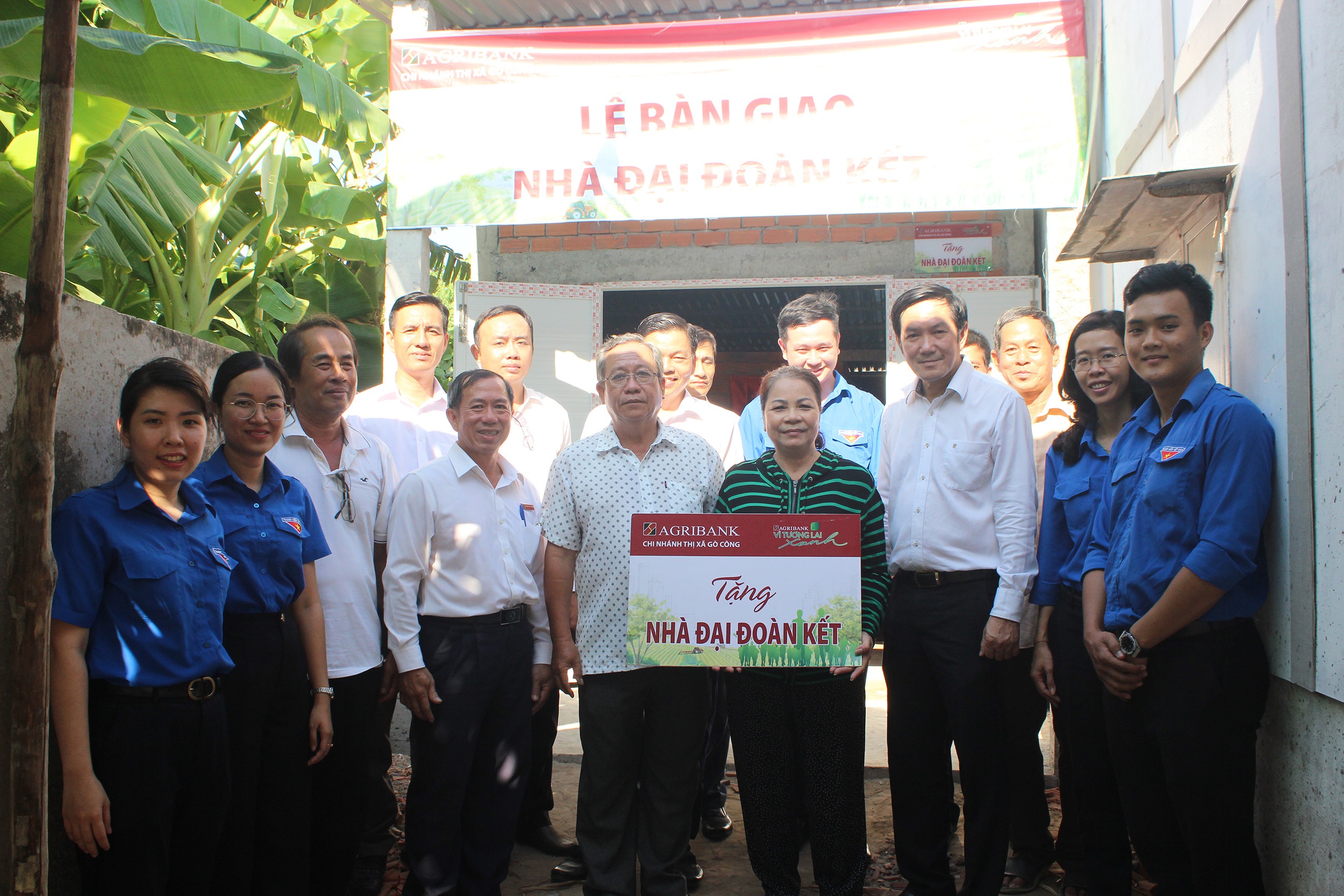 Tiền Giang: Agribank thị xã Gò Công bàn giao 5 nhà "Đại đoàn kết" chào mừng 36 năm ngày thành lập Agribank- Ảnh 2.