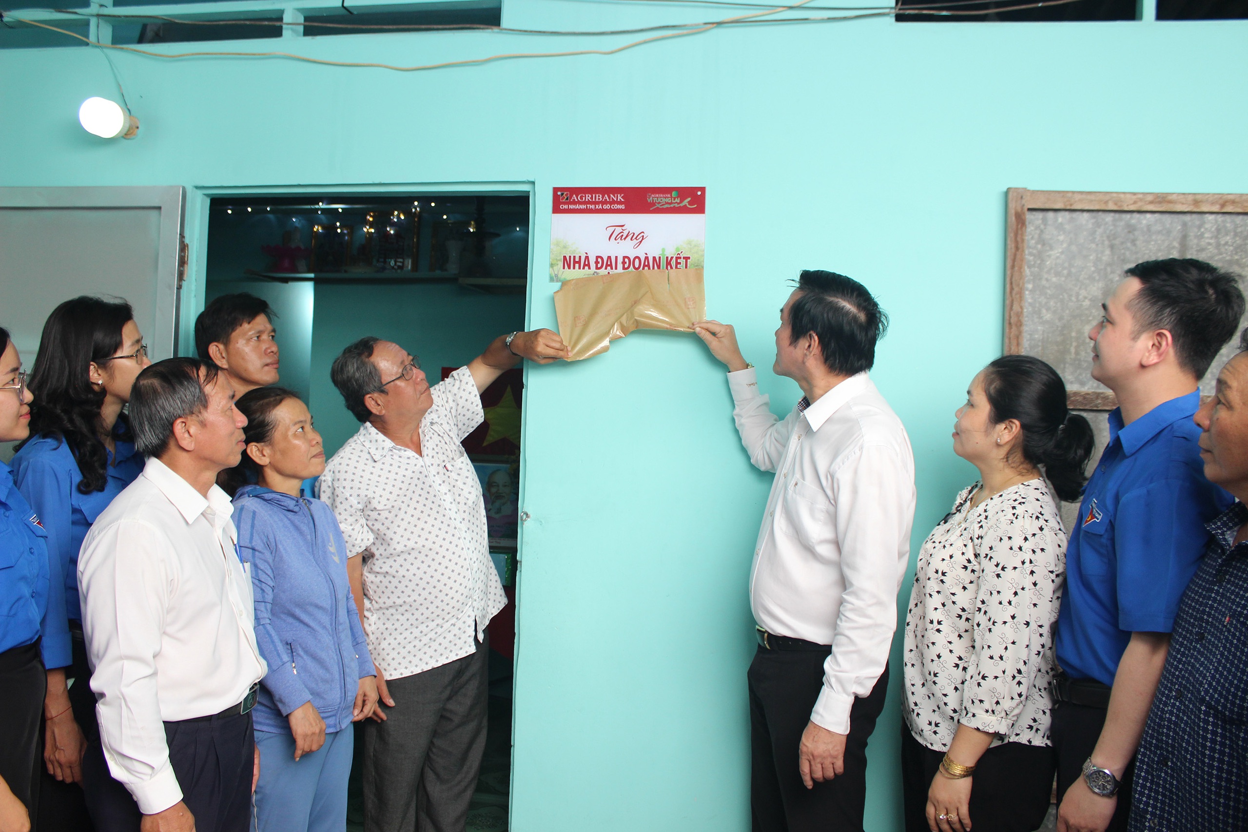 Tiền Giang: Agribank thị xã Gò Công bàn giao 5 nhà "Đại đoàn kết" chào mừng 36 năm ngày thành lập Agribank- Ảnh 1.