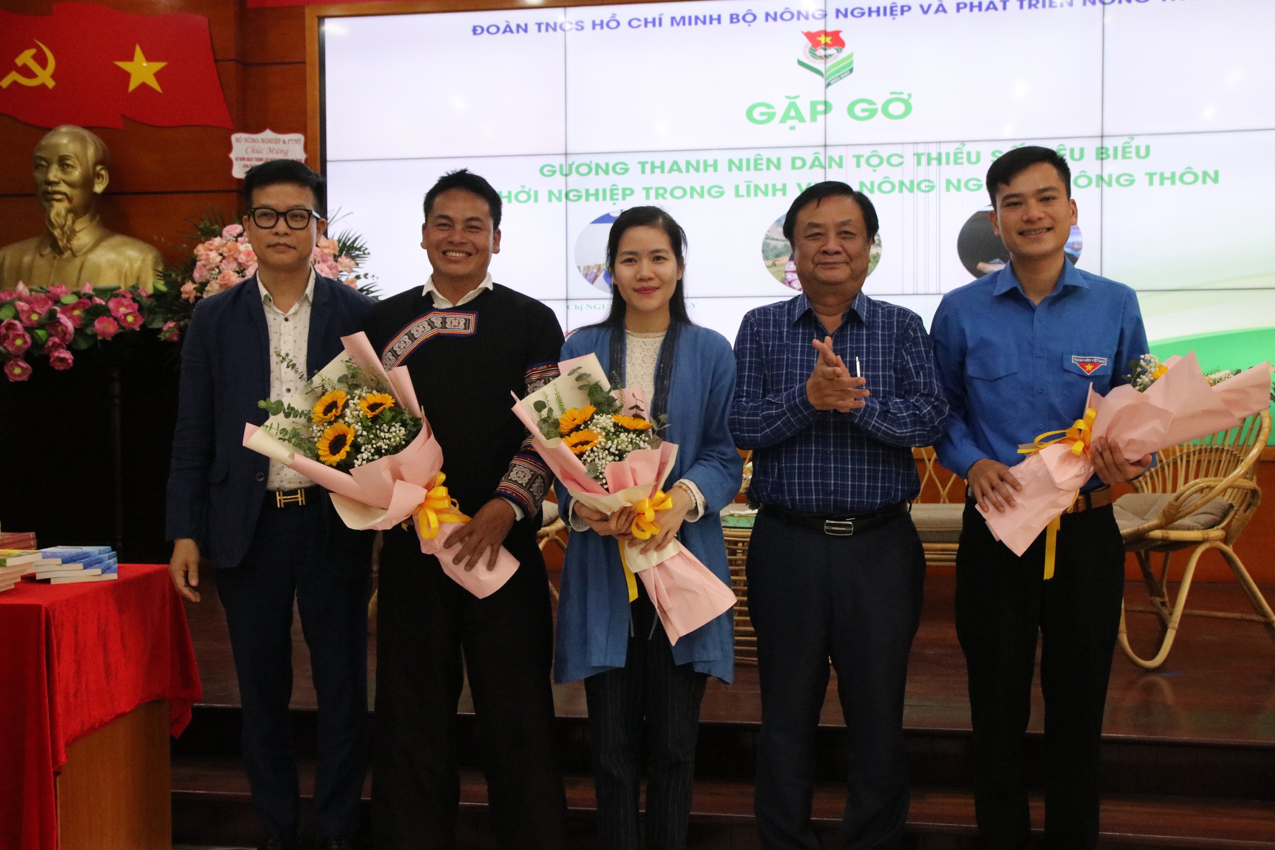 Vợ chồng người Mông ở Mù Cang Chải làm homestay, miễn phí bữa sáng cho khách để học 3 câu tiếng Anh mỗi ngày- Ảnh 3.