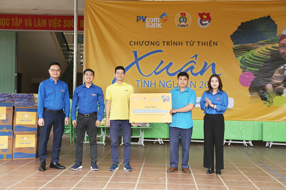 PVcomBank mang yêu thương đến các hoàn cảnh khó khăn tại tỉnh Lào Cai- Ảnh 2.