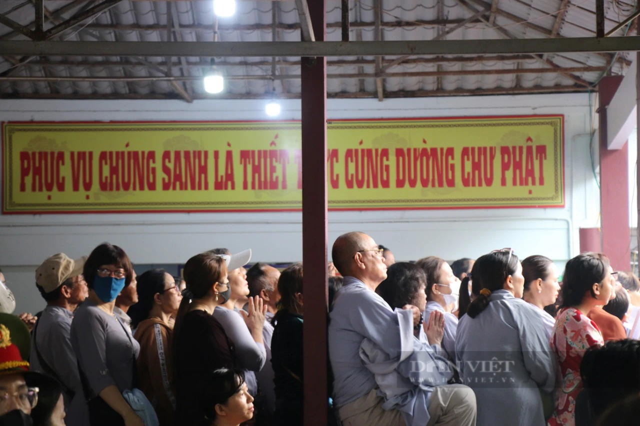 Hàng vạn người chen chân đi lễ, chùa Quán Thế Âm Đà Nẵng chật như nêm- Ảnh 4.