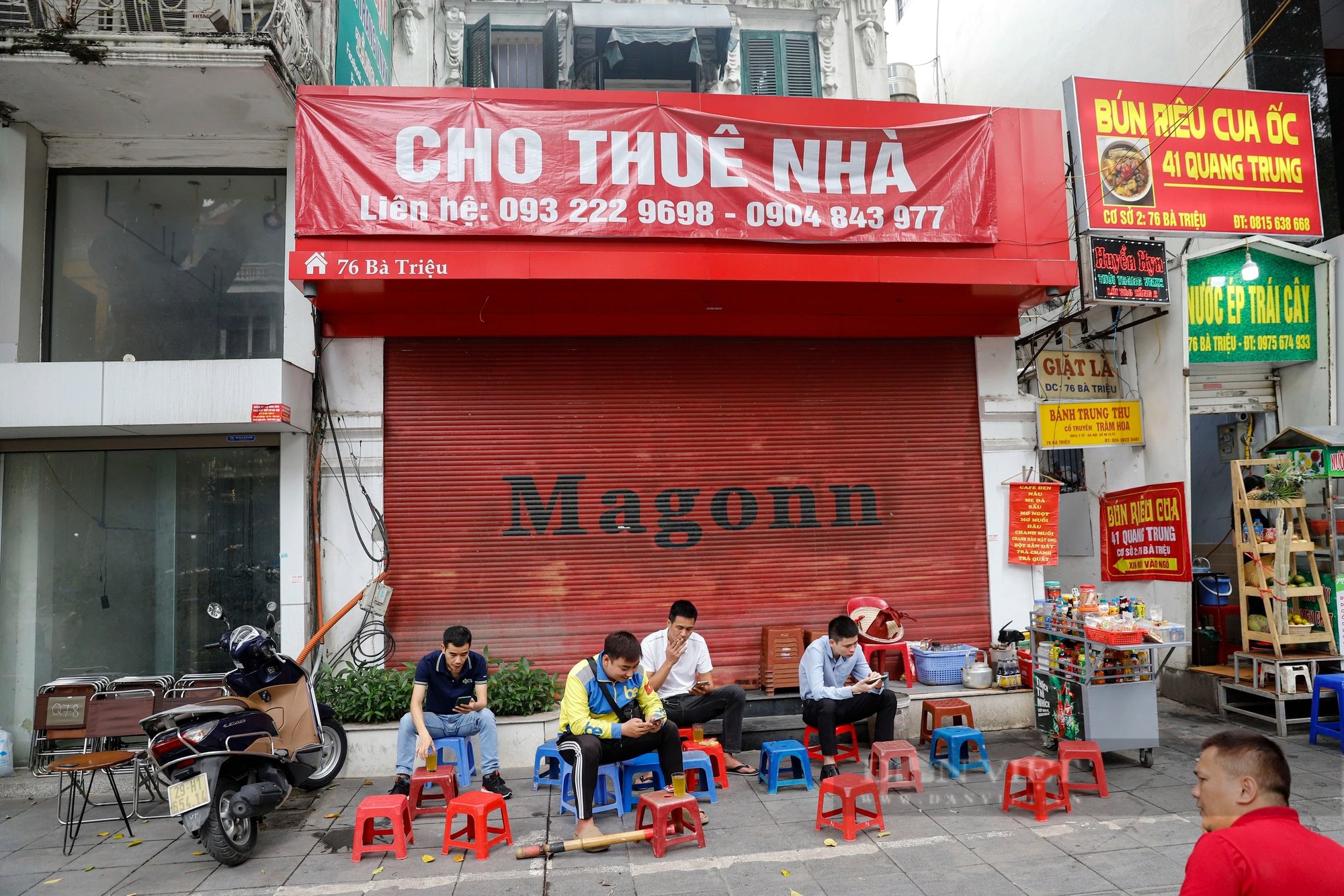 Tuyến phố sành điệu ở Hà Nội đầy rẫy biển cho thuê, hàng trà đá tranh thủ "ăn ké" mặt bằng trăm triệu- Ảnh 8.