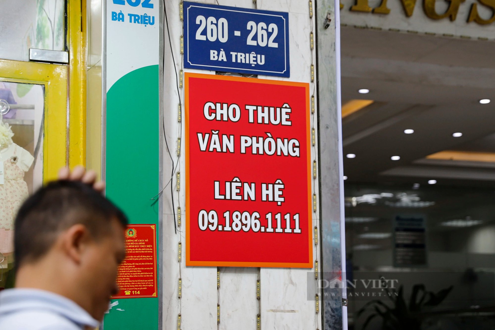 Tuyến phố sành điệu ở Hà Nội đầy rẫy biển cho thuê, hàng trà đá tranh thủ "ăn ké" mặt bằng trăm triệu- Ảnh 10.