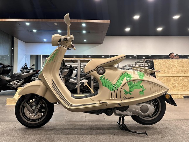 Vespa 946 phiên bản rồng giá tiền tỷ đầu tiên tại Việt Nam- Ảnh 5.