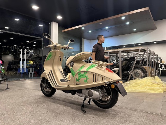 Vespa 946 phiên bản rồng giá tiền tỷ đầu tiên tại Việt Nam- Ảnh 4.