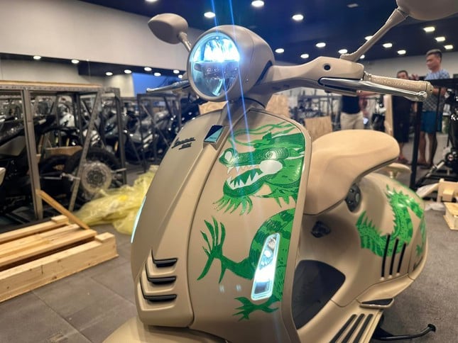 Vespa 946 phiên bản rồng giá tiền tỷ đầu tiên tại Việt Nam- Ảnh 6.