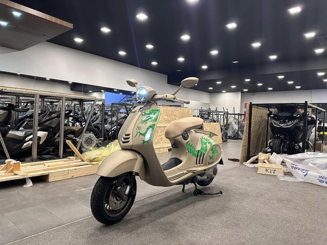 Vespa 946 phiên bản rồng giá tiền tỷ đầu tiên tại Việt Nam- Ảnh 1.