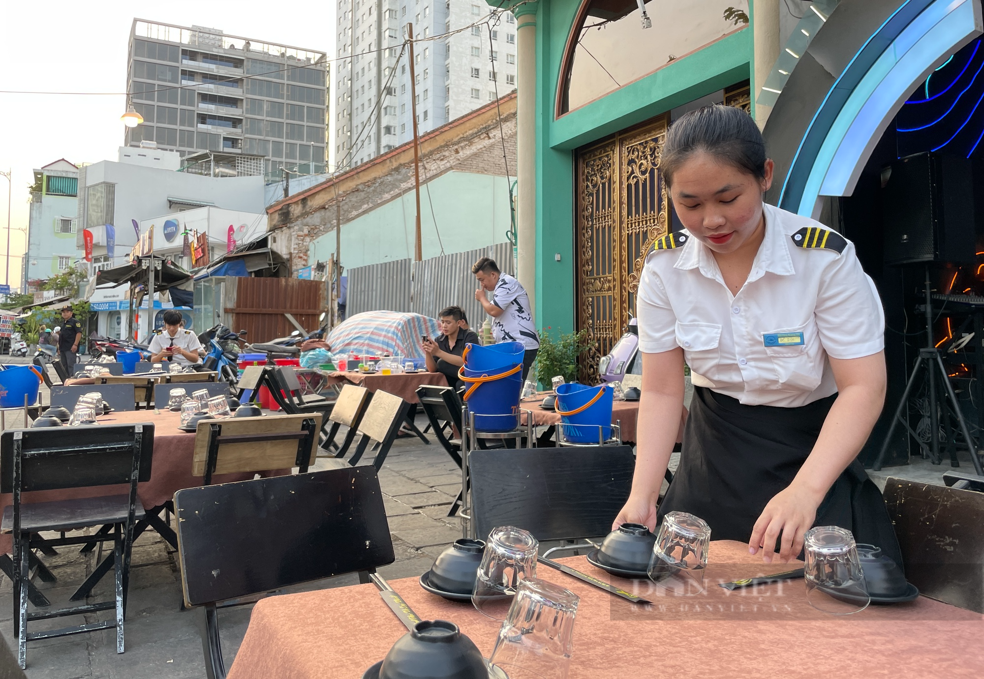 Nhà hàng, quán ăn TP.HCM mất khách vì dân nhậu sợ bị thổi nồng độ cồn- Ảnh 1.