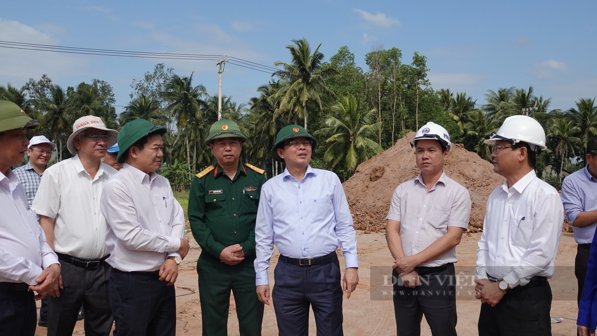 Cao tốc "vướng" mặt bằng, Bí thư Bình Định đến tận nhà vận động, dân rút đơn khiếu nại chỉ sau 3 ngày- Ảnh 2.