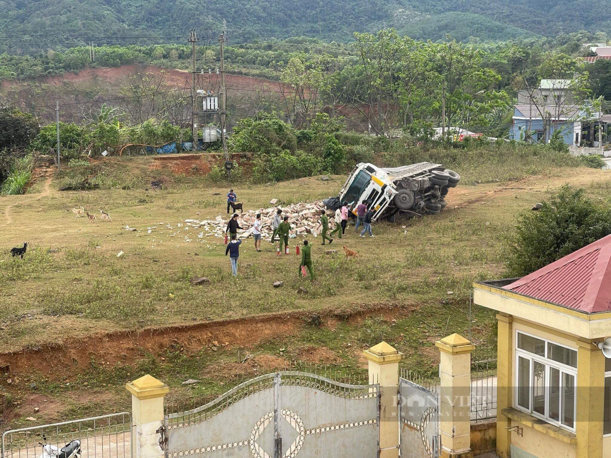 Công an và người dân giúp tài xế xe chở nước ngọt bị lật ở Quảng Trị- Ảnh 2.