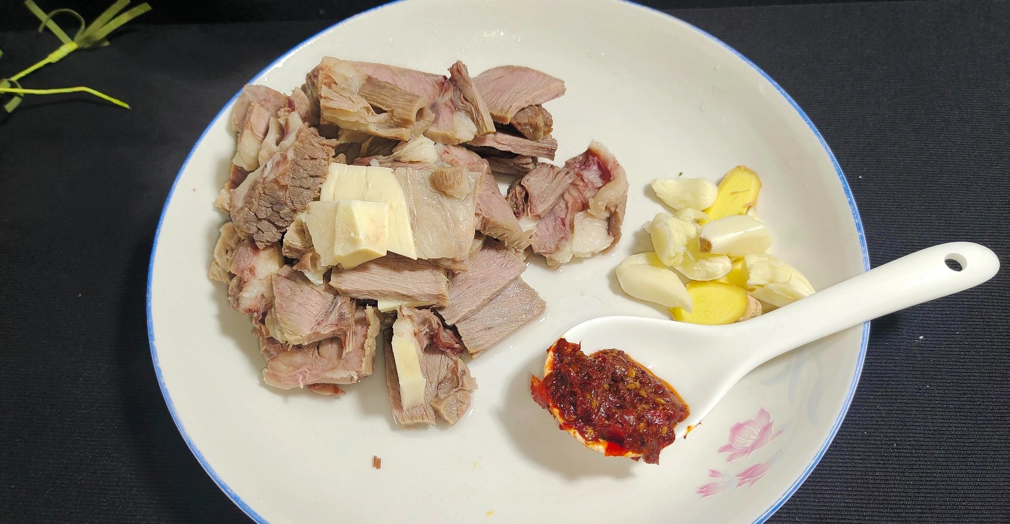 Loại rau "hoa hồng" lạ mắt, giòn ngọt, thanh nhiệt, giải độc, hầm thịt bò cực ngon- Ảnh 5.