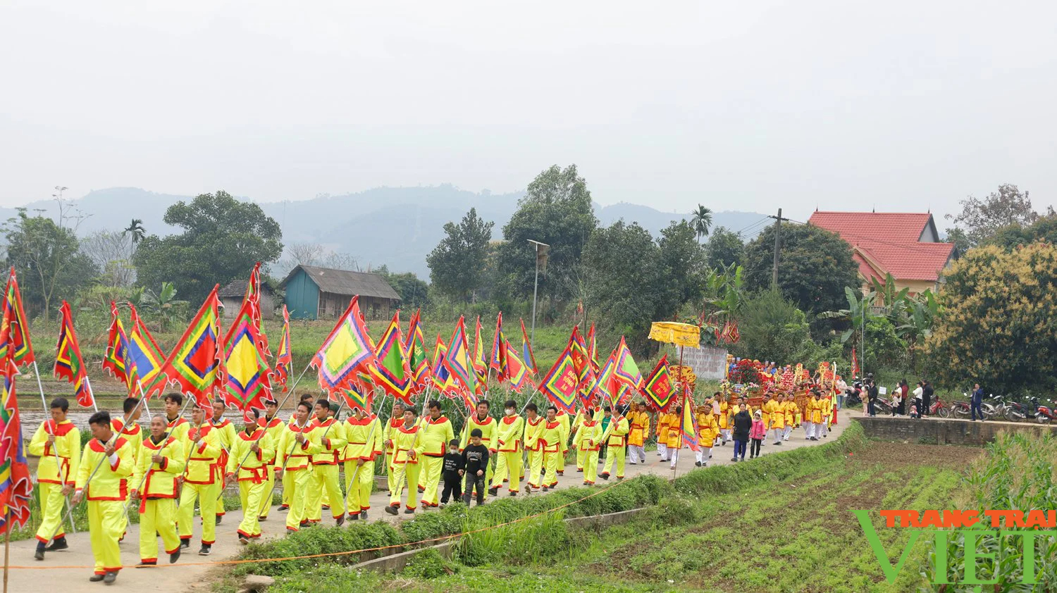 Lễ hội có xôi gấc đỏ thắm, gà luộc cánh tiên thu hút hàng nghìn du khách tới dâng hương ở Lào Cai- Ảnh 1. Lễ hội có xôi gấc đỏ thắm, gà luộc cánh tiên thu hút hàng nghìn du khách tới dâng hương ở Lào Cai- Ảnh 1.