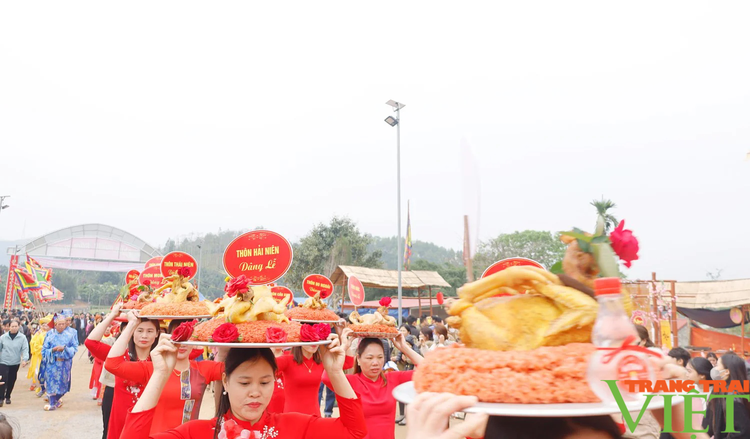 Lễ hội có xôi gấc đỏ thắm, gà luộc cánh tiên thu hút hàng nghìn du khách tới dâng hương ở Lào Cai- Ảnh 2. Lễ hội có xôi gấc đỏ thắm, gà luộc cánh tiên thu hút hàng nghìn du khách tới dâng hương ở Lào Cai- Ảnh 2.