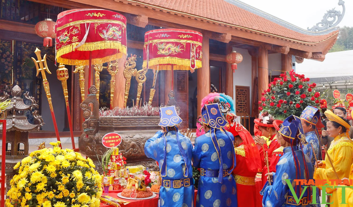Lễ hội có xôi gấc đỏ thắm, gà luộc cánh tiên thu hút hàng nghìn du khách tới dâng hương ở Lào Cai- Ảnh 3. Lễ hội có xôi gấc đỏ thắm, gà luộc cánh tiên thu hút hàng nghìn du khách tới dâng hương ở Lào Cai- Ảnh 3.