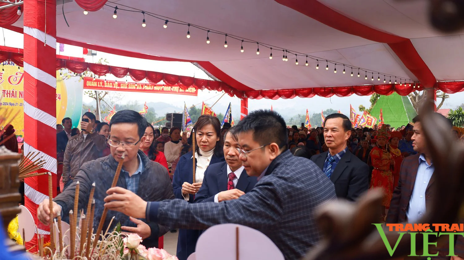Lễ hội có xôi gấc đỏ thắm, gà luộc cánh tiên thu hút hàng nghìn du khách tới dâng hương ở Lào Cai- Ảnh 4. Lễ hội có xôi gấc đỏ thắm, gà luộc cánh tiên thu hút hàng nghìn du khách tới dâng hương ở Lào Cai- Ảnh 4.