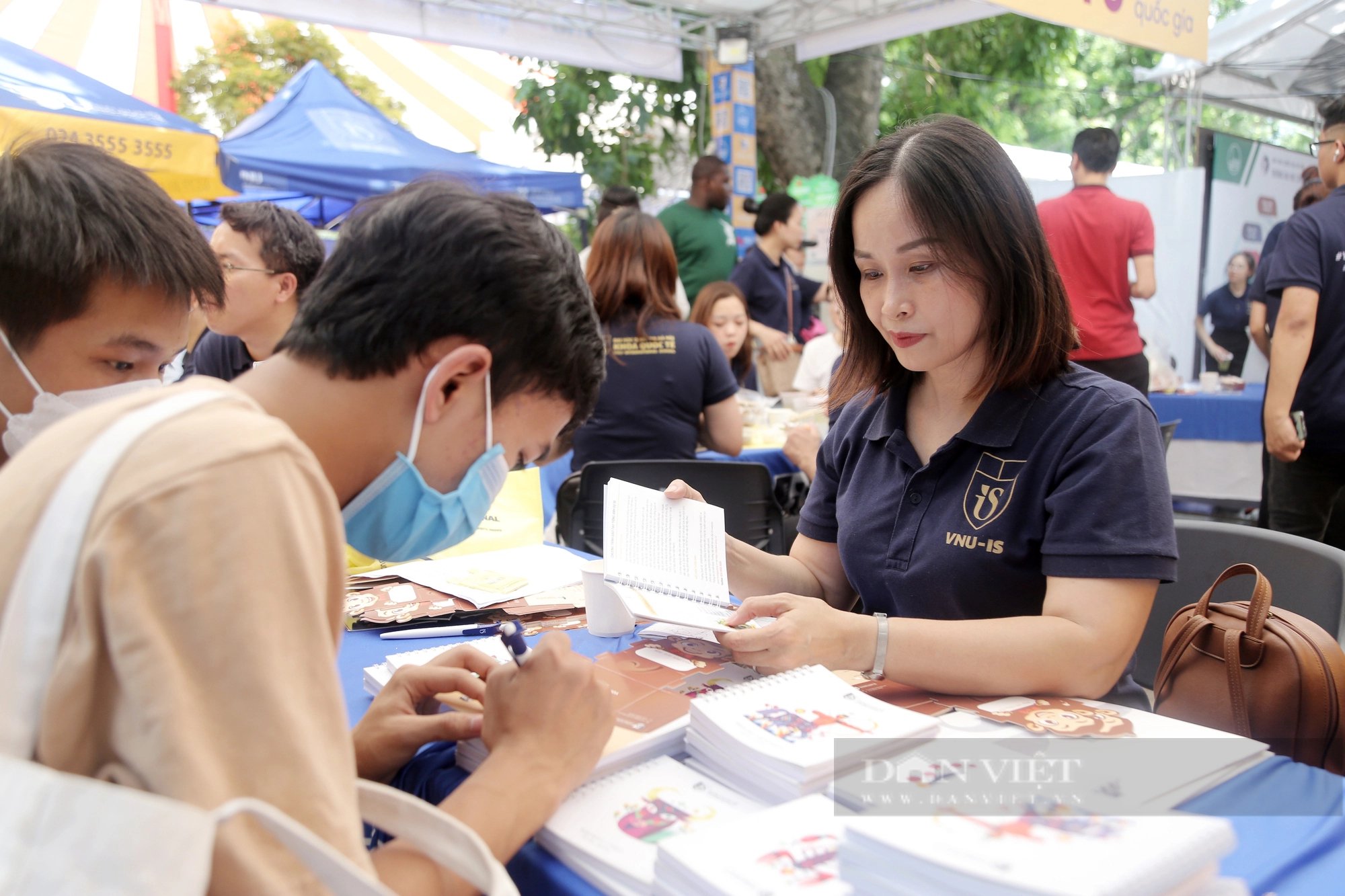 Tuyển sinh các trường ngành Kinh tế đình đám năm 2024: Xu hướng ngành hot nhất - Ảnh 1.