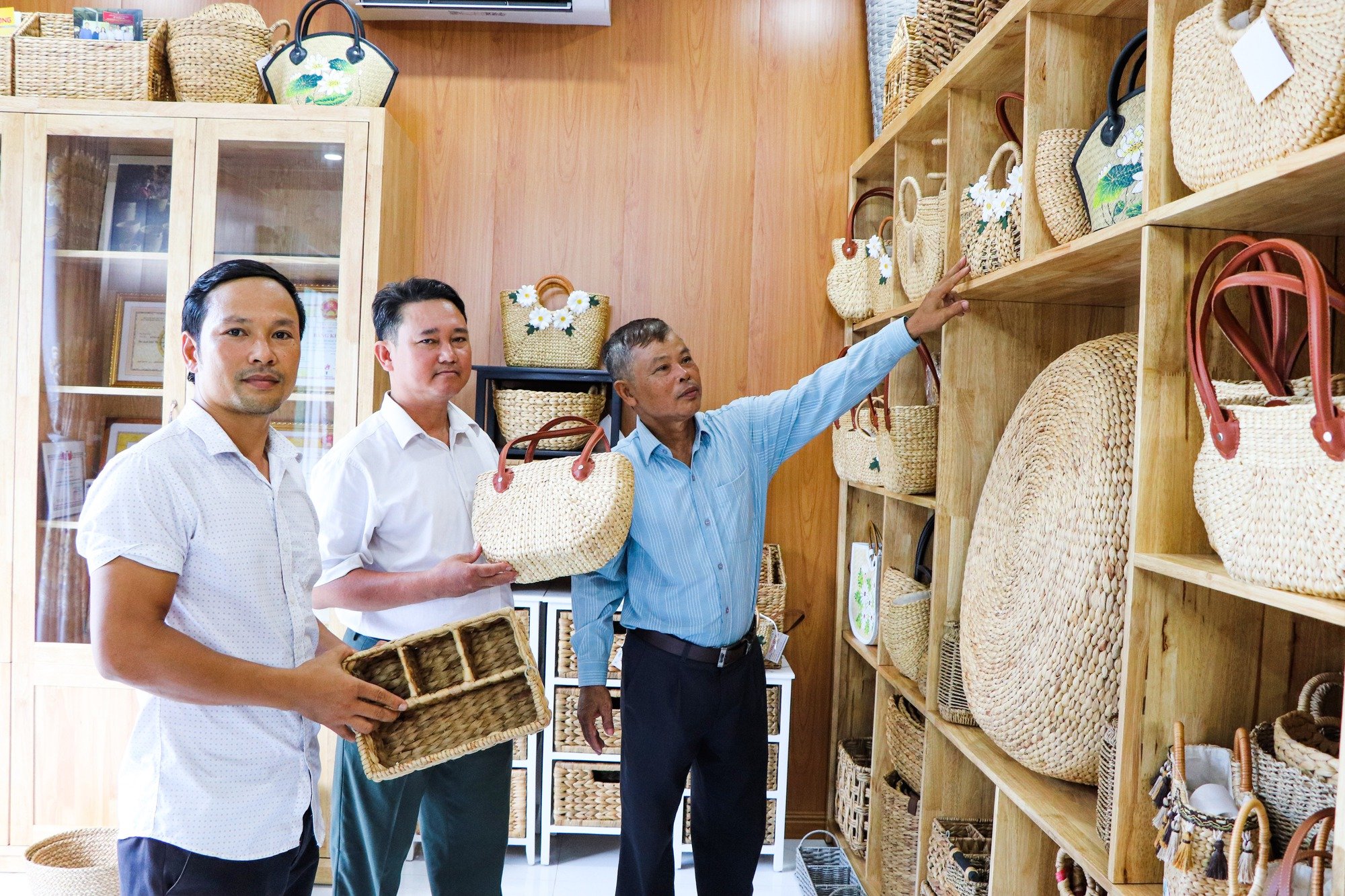 Nông dân một nơi ở Bà Rịa-Vũng Tàu trồng nhãn, nuôi ong dú mà nhiều người đang đến xem- Ảnh 1.