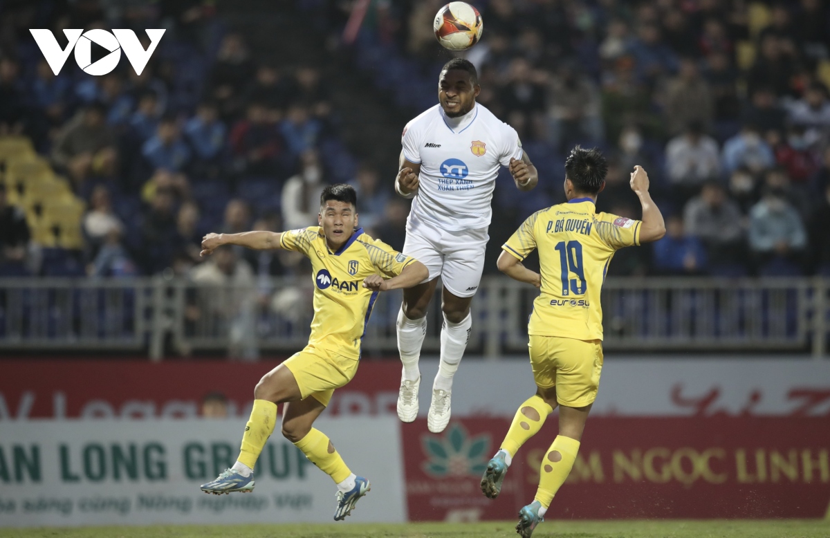 Chơi hơn người mà như... thiếu người, SLNA trắng tay trước Thép Xanh Nam Định- Ảnh 1.