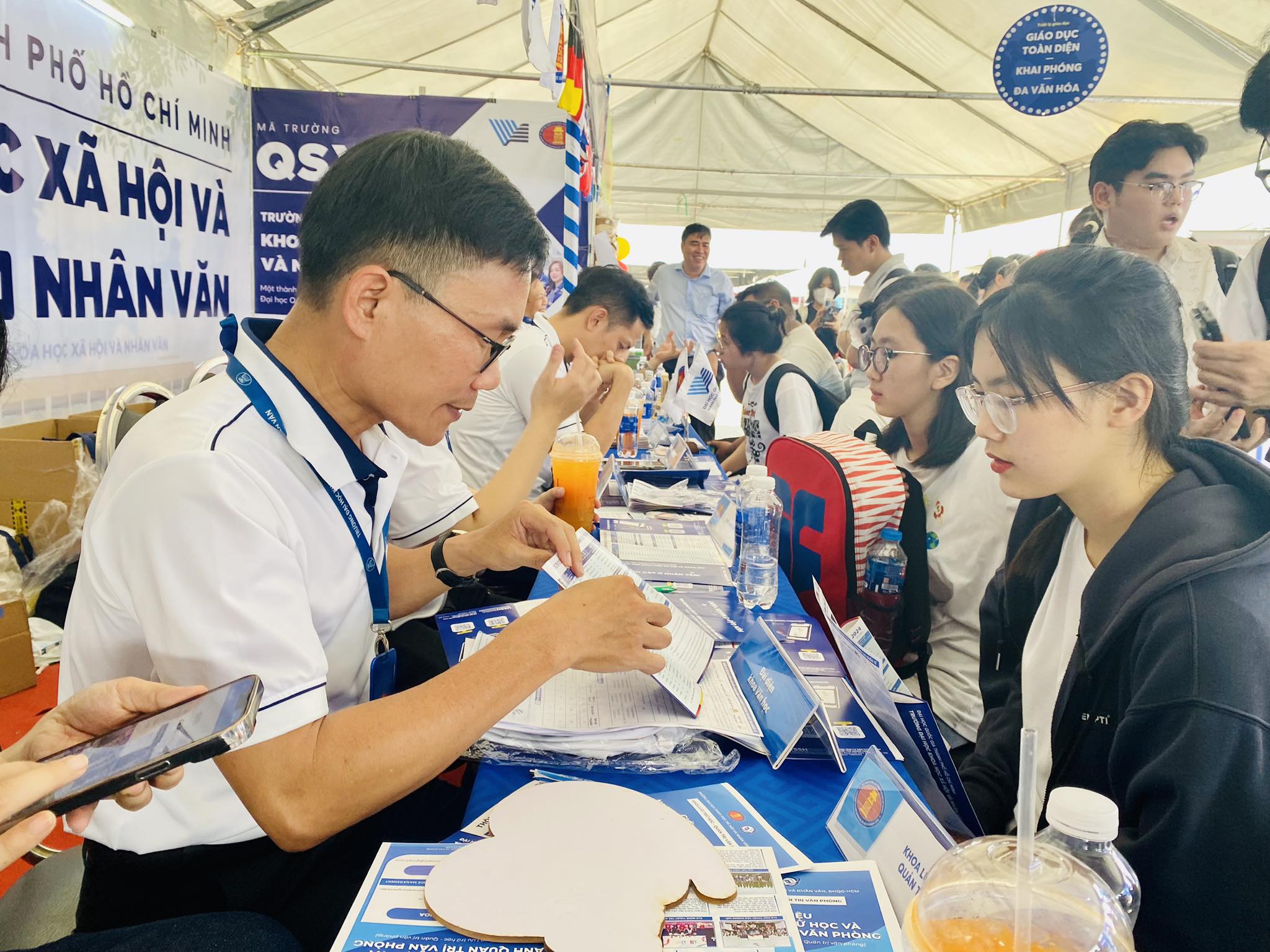 Phụ huynh thắc mắc ngành nào có cơ hội việc làm lớn nhất trong 5 năm tới để thí sinh "đón sóng"- Ảnh 3.