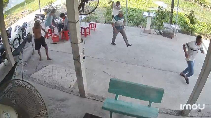 Đang ngồi nhậu, 4 người đàn ông bị ong đốt phải nhập viện ở Long An- Ảnh 1.