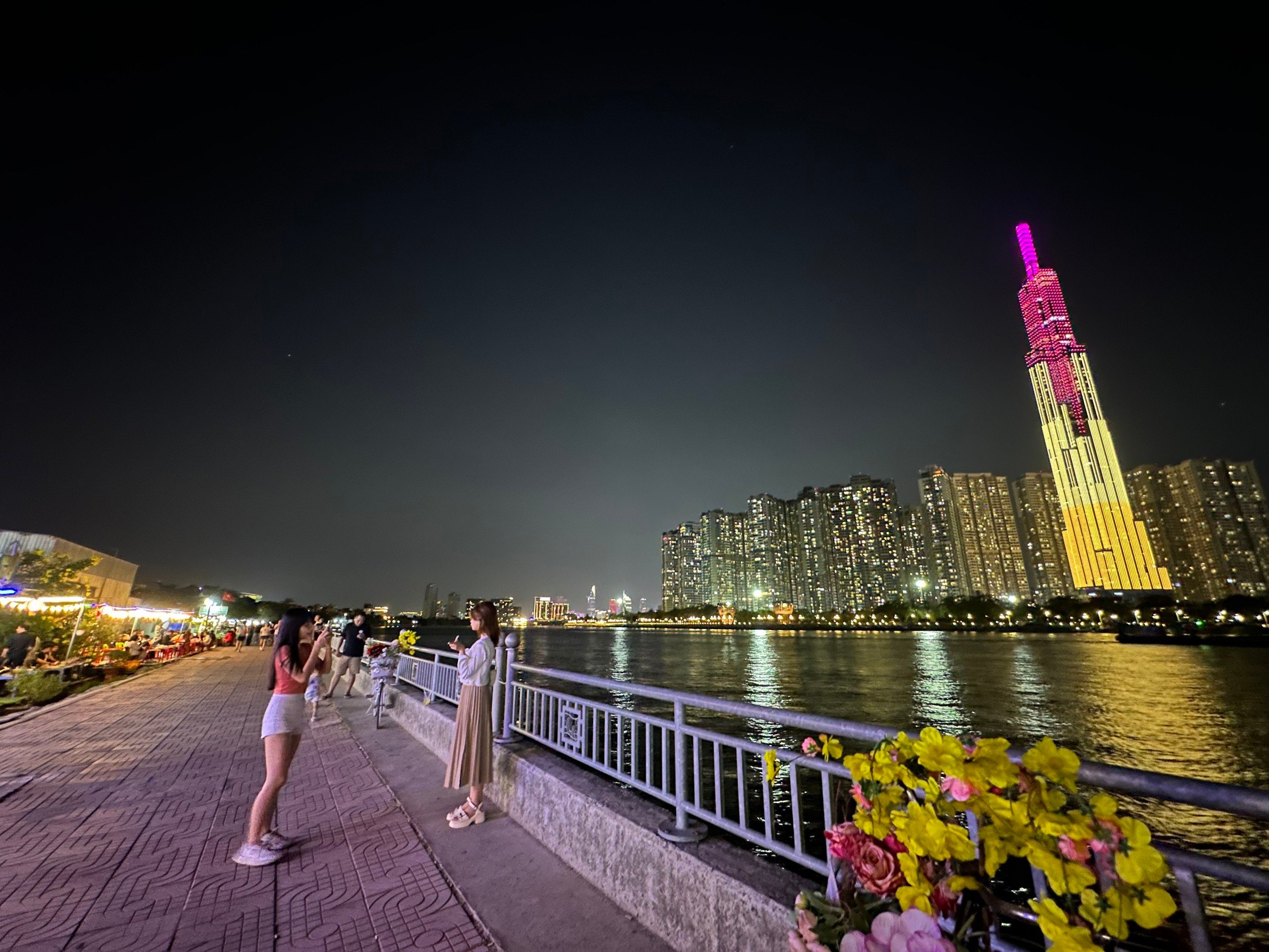 Bỏ ra 20.000 đồng uống nước, mua “view triệu đô” nhìn sang Landmark 81 ở Sài Gòn - Ảnh 4.