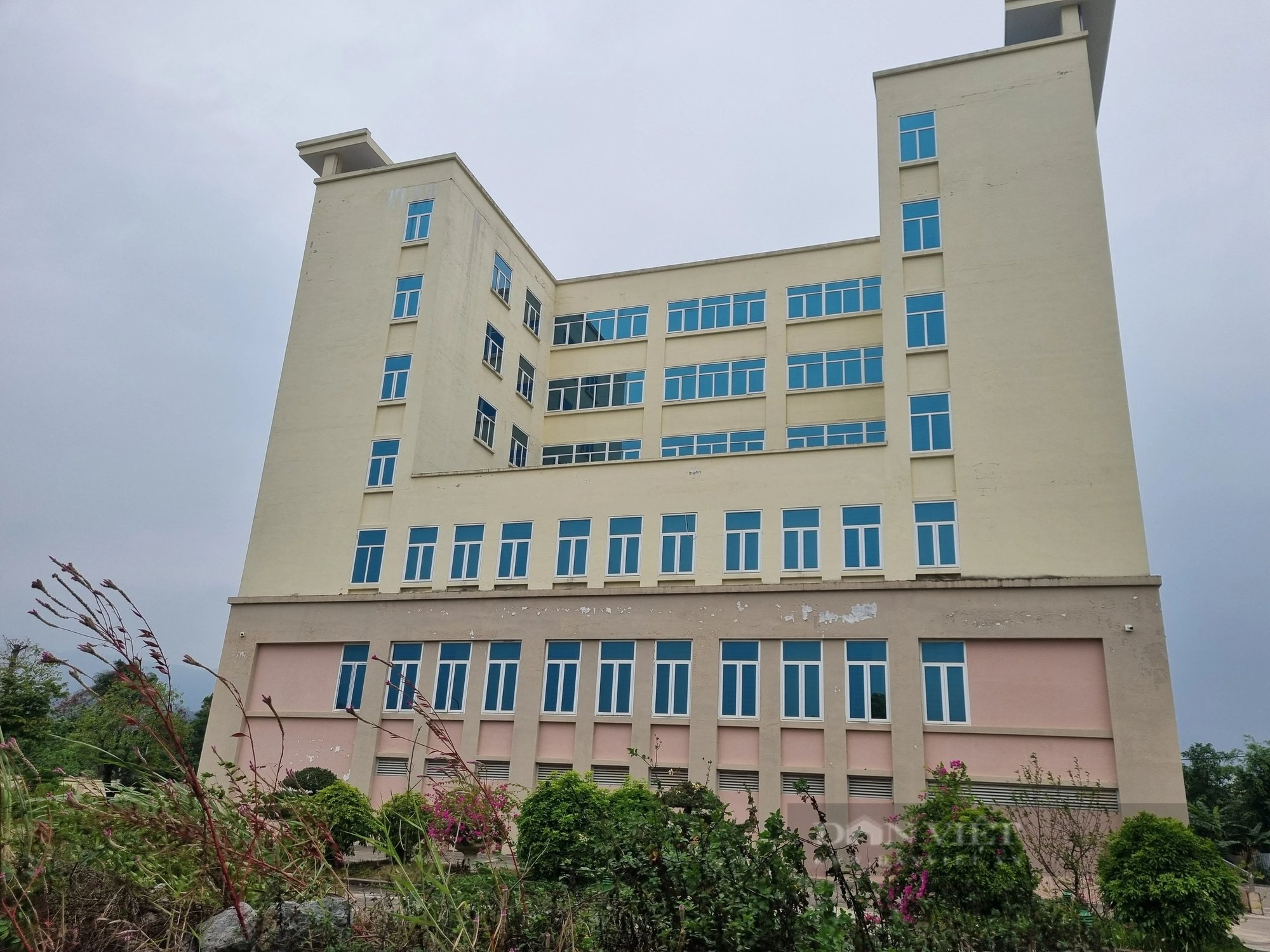 Toàn cảnh chi cục thuế trị giá gần 60 tỷ đồng ở Hòa Bình bỏ trống vì không có lối đi vào- Ảnh 8.