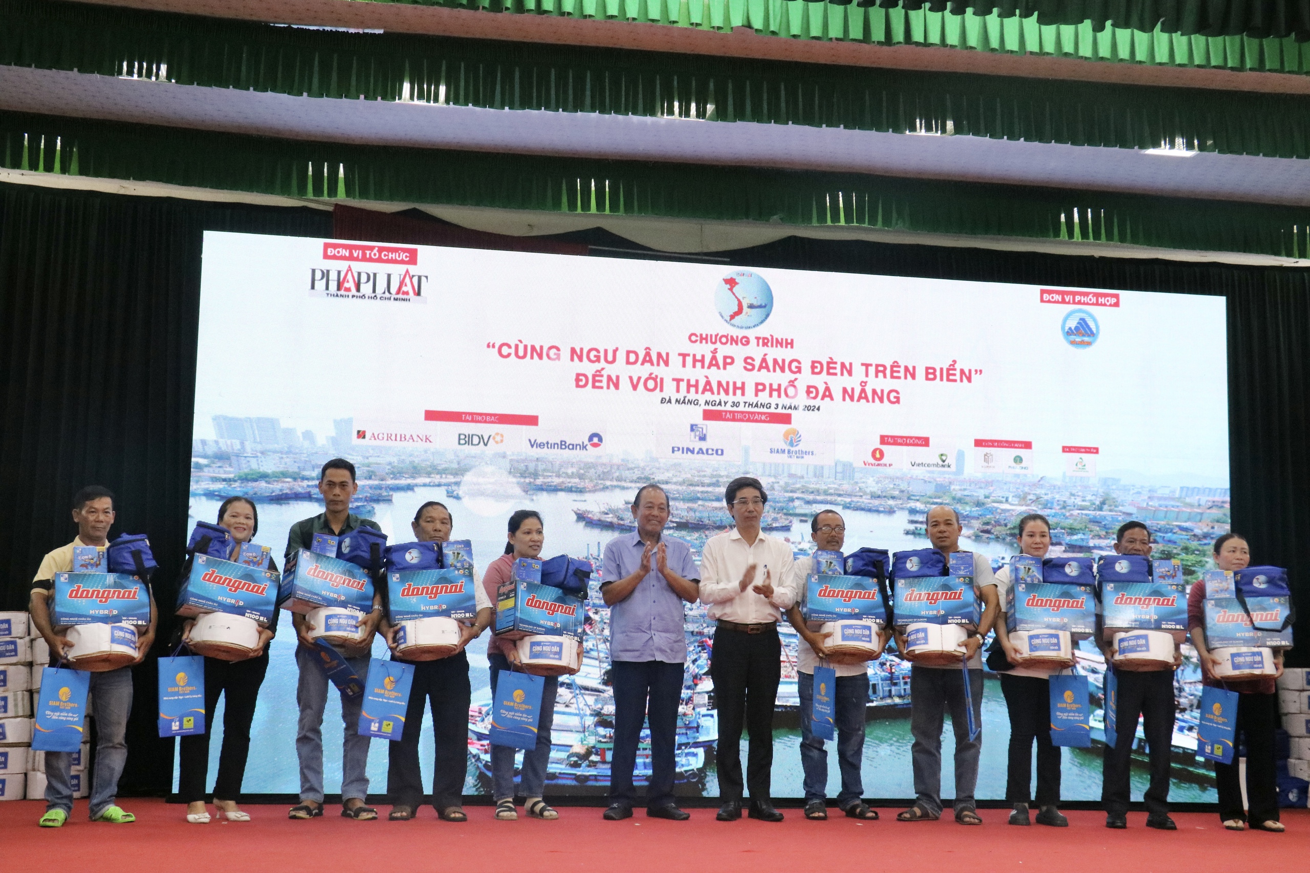 Đà Nẵng: Agribank đồng hành cùng ngư dân thắp sáng đèn trên biển- Ảnh 1.