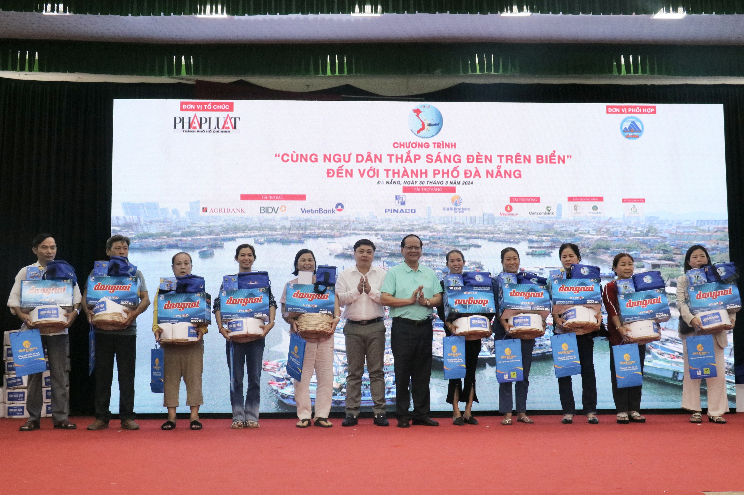 Đà Nẵng: Agribank đồng hành cùng ngư dân thắp sáng đèn trên biển- Ảnh 2.