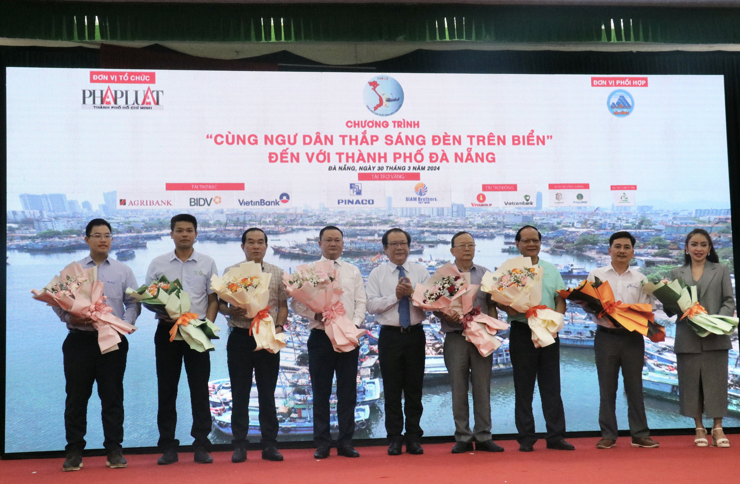 Đà Nẵng: Agribank đồng hành cùng ngư dân thắp sáng đèn trên biển- Ảnh 3.