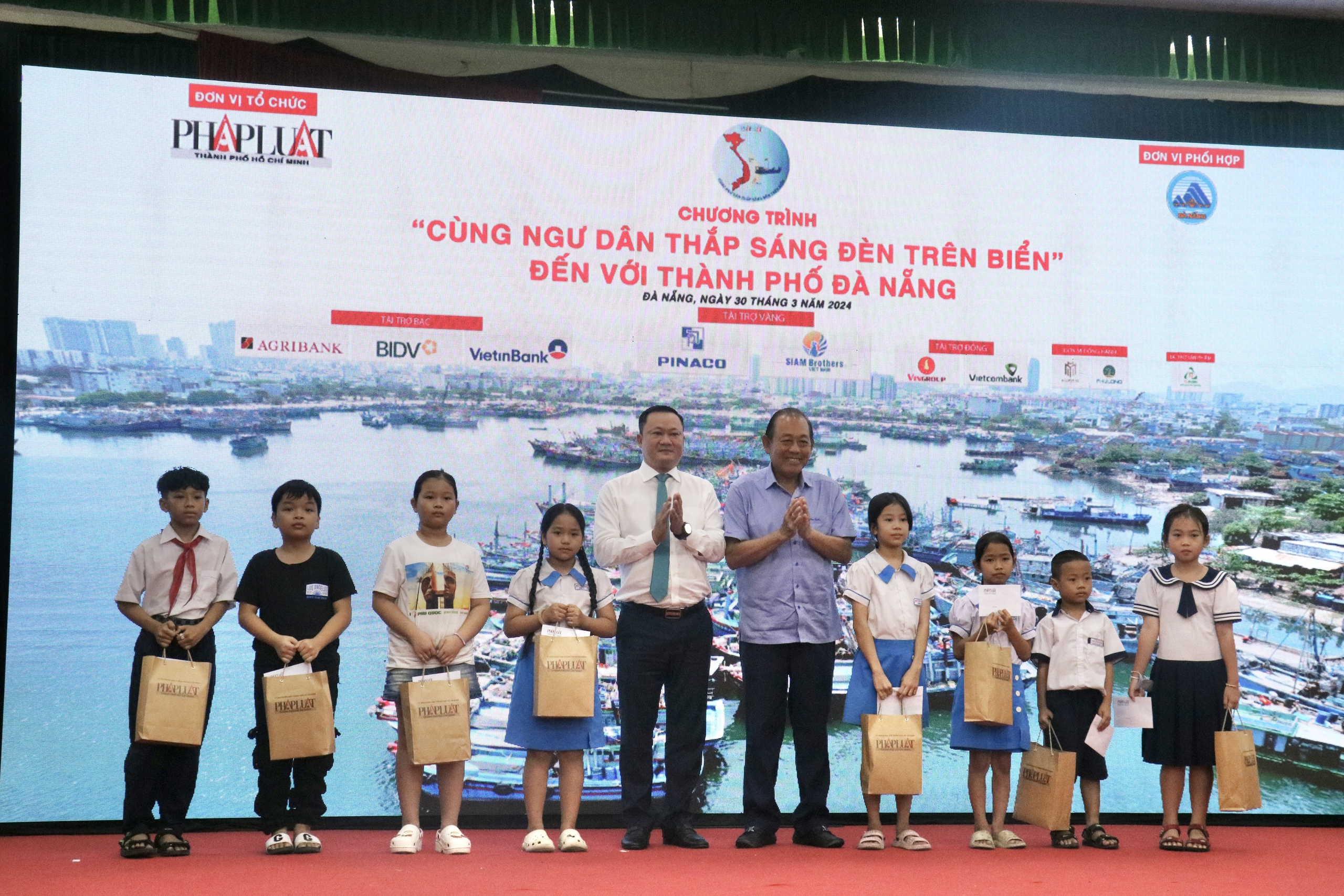 Đà Nẵng: Agribank đồng hành cùng ngư dân thắp sáng đèn trên biển- Ảnh 5.