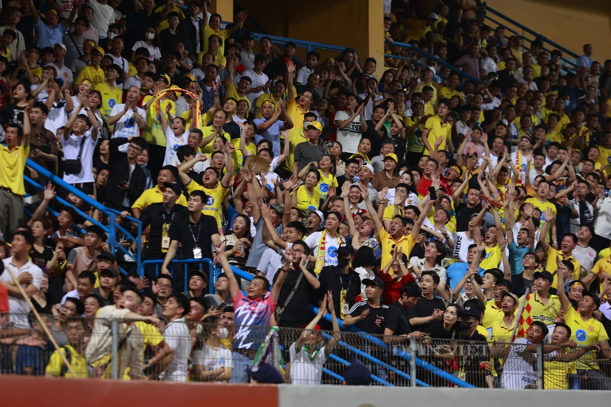 CĐV Nam Định “vỡ oà” khi đội bóng con cưng hạ Hà Nội FC phút 90+6- Ảnh 1.
