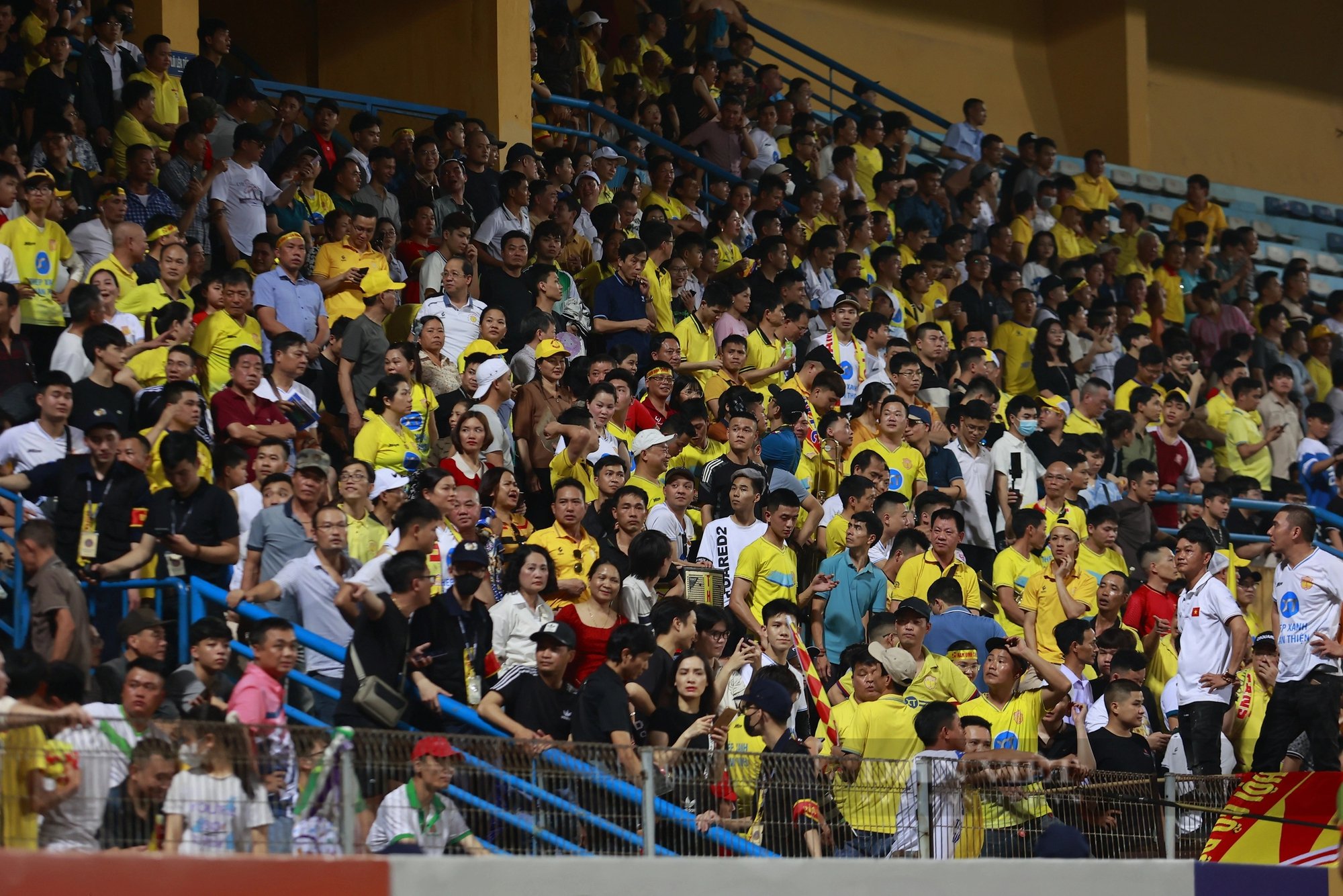 CĐV Nam Định “vỡ oà” khi đội bóng con cưng hạ Hà Nội FC phút 90+6- Ảnh 3.