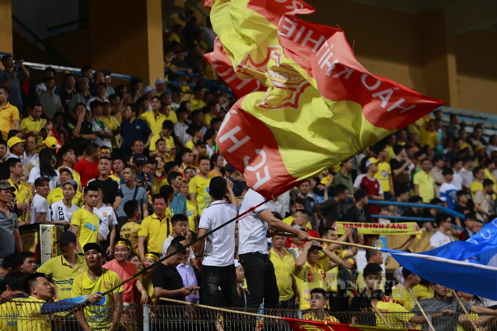 CĐV Nam Định “vỡ oà” khi đội bóng con cưng hạ Hà Nội FC phút 90+6- Ảnh 5.