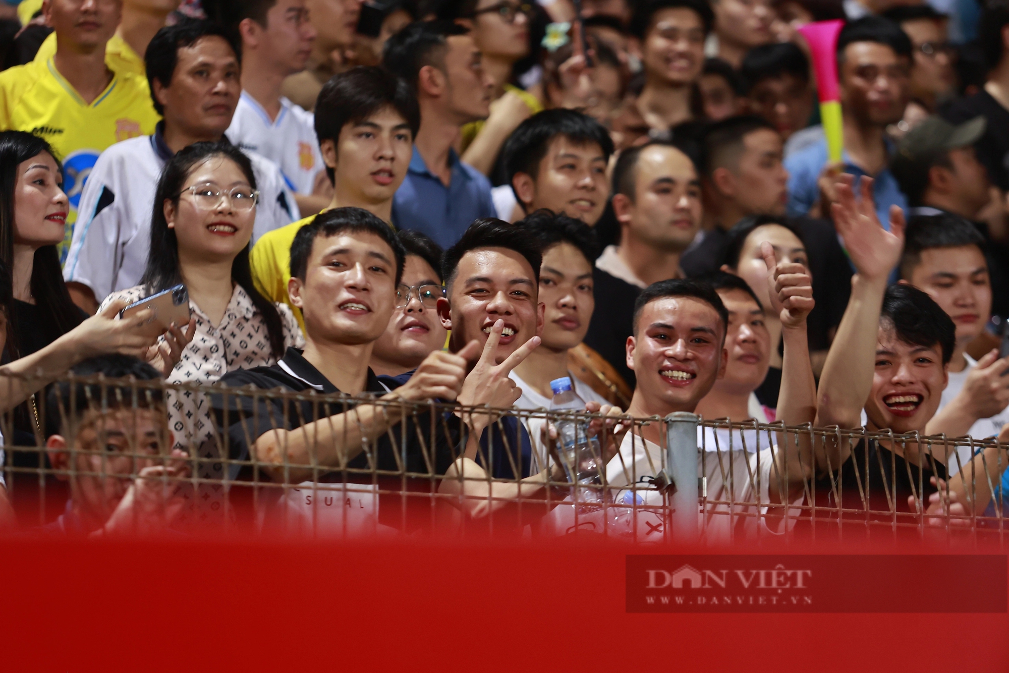 CĐV Nam Định “vỡ oà” khi đội bóng con cưng hạ Hà Nội FC phút 90+6- Ảnh 9.