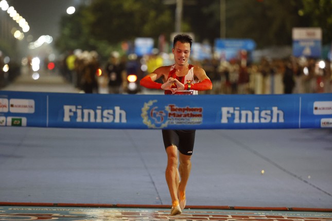 Tiền Phong Marathon 2024: Hoàng Nguyên Thanh, Hoàng Thị Ngọc Hoa "vô đối"- Ảnh 4.