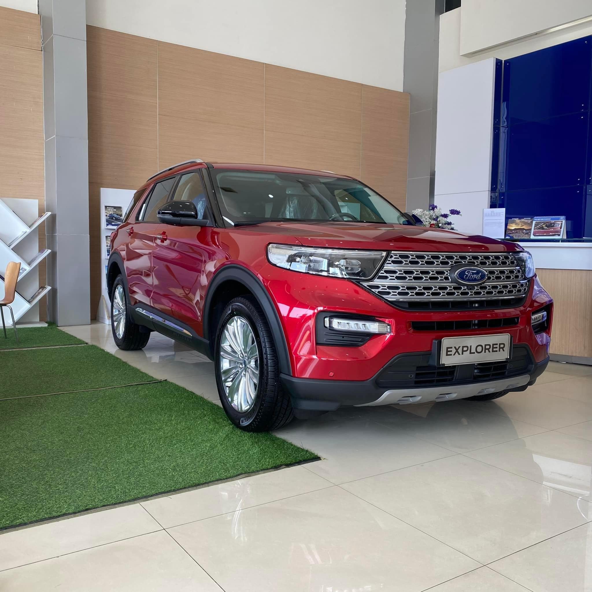 Từng bán chênh cao ngất, Ford Explorer giờ giảm giá niêm yết gần nửa tỷ đồng- Ảnh 1.