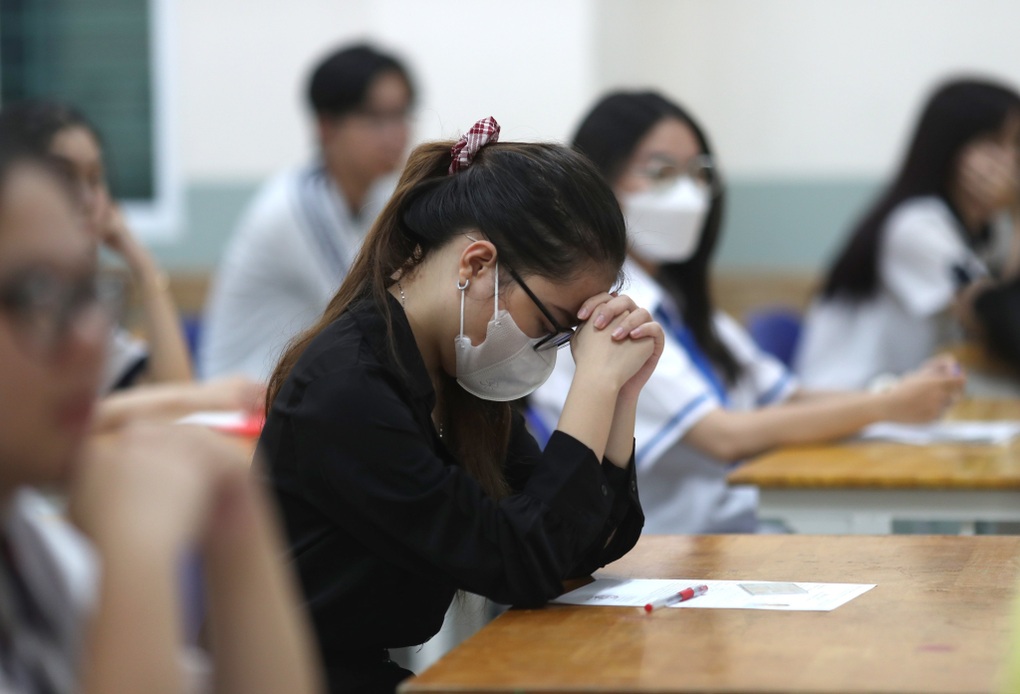 Sĩ tử lớp 10 học thêm 10 buổi/tuần vì lo trường đại học "quay xe"- Ảnh 1.