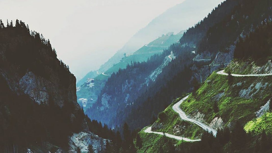 Con đường đèo nguy hiểm nhất hành tinh với 17 khúc cua, dài tới 105 km- Ảnh 3.