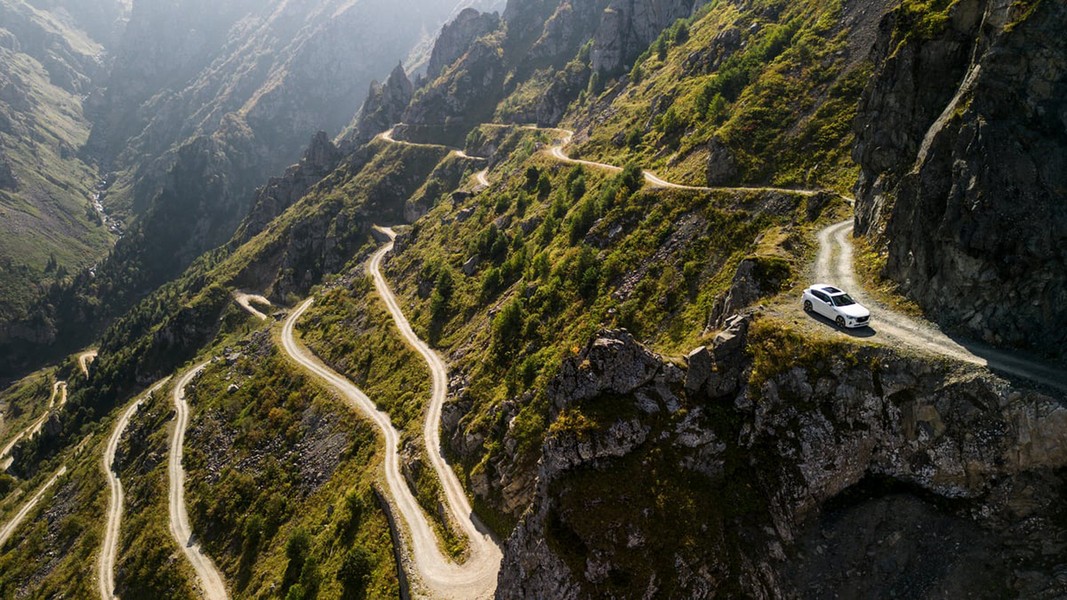 Con đường đèo nguy hiểm nhất hành tinh với 17 khúc cua, dài tới 105 km- Ảnh 4.