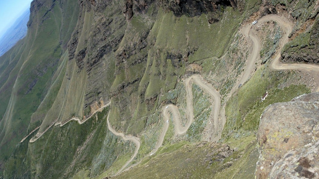 Con đường đèo nguy hiểm nhất hành tinh với 17 khúc cua, dài tới 105 km- Ảnh 5.